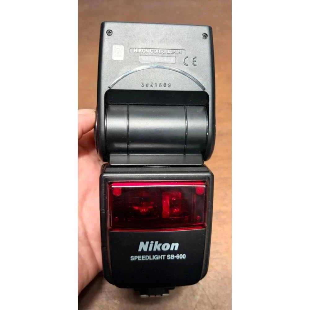 Nikon Autofocus Speedlight SB-600 Flash For DSLR Cameras w/soft case & manual